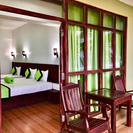 Serenade Beach Hotel Хіккадува Номер фото