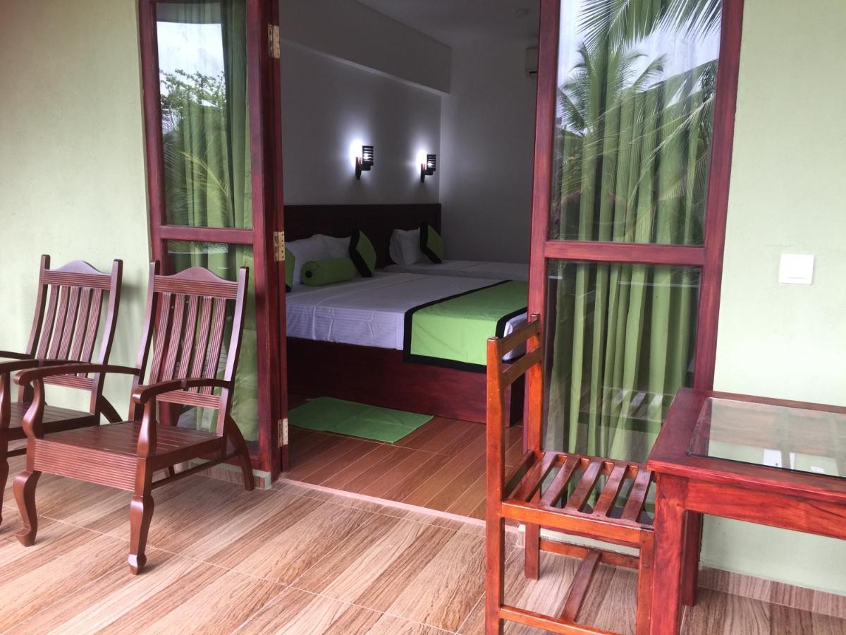 Serenade Beach Hotel Хіккадува Екстер'єр фото