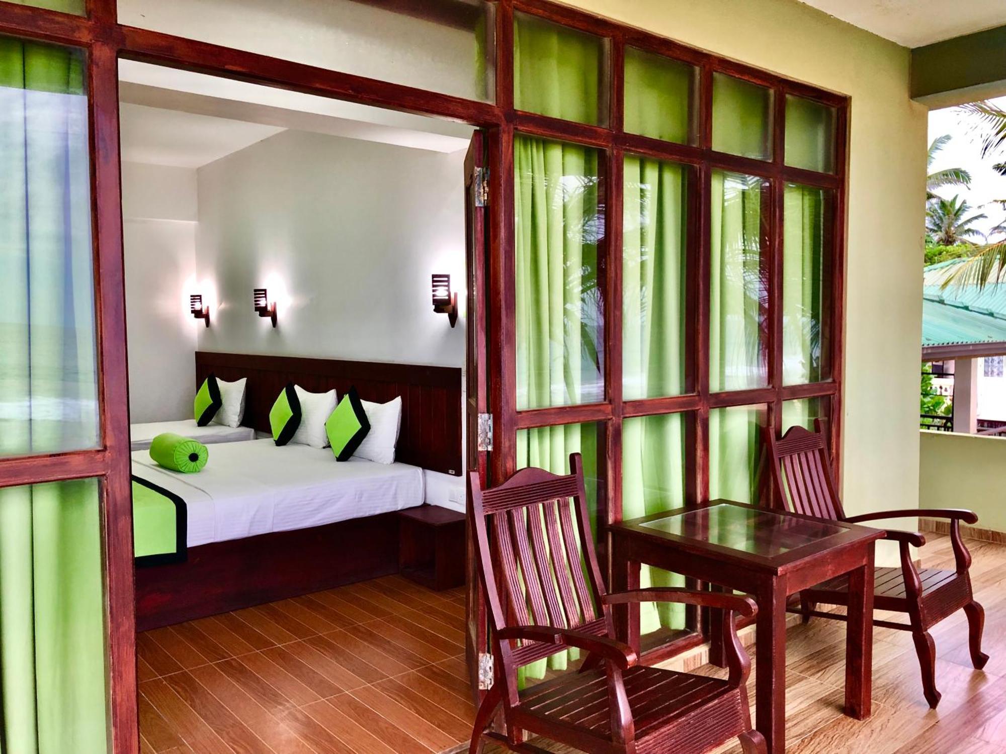 Serenade Beach Hotel Хіккадува Номер фото