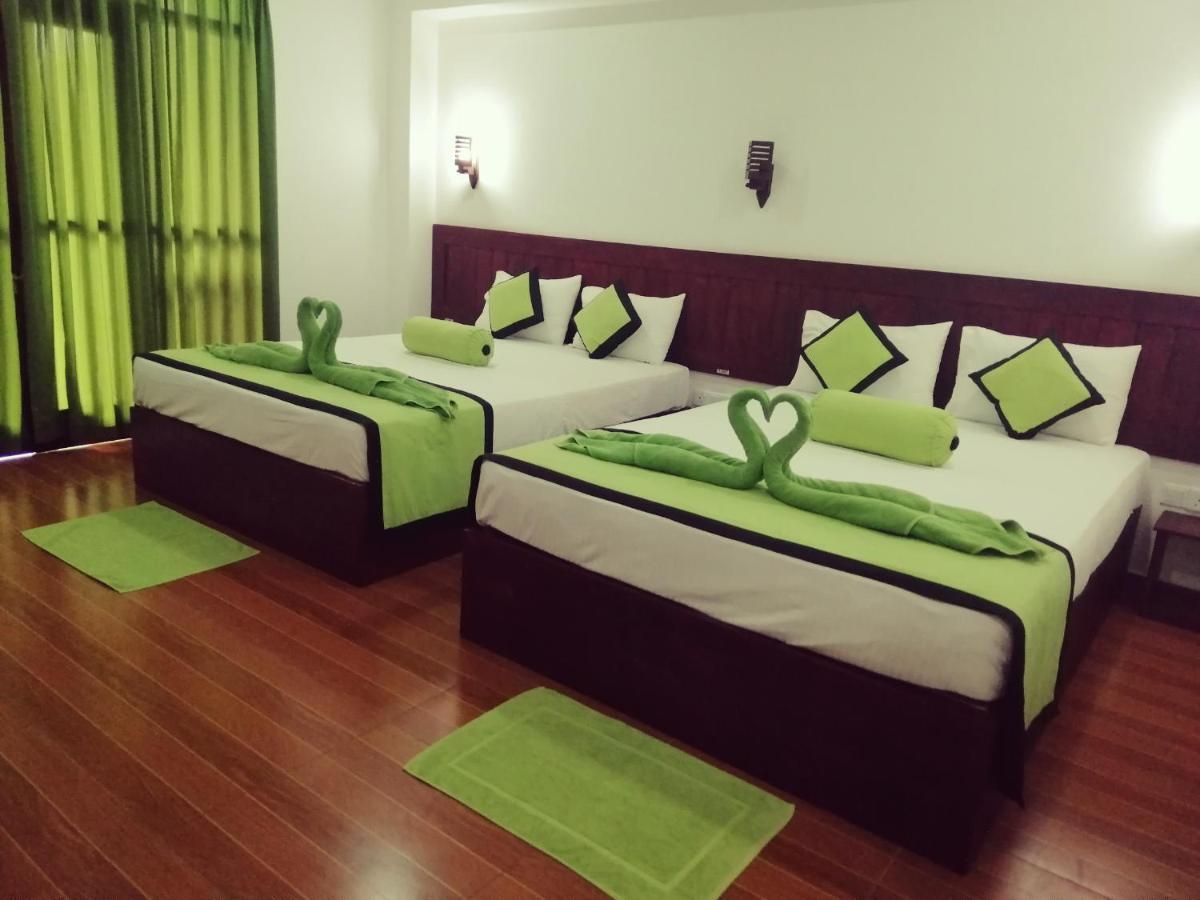 Serenade Beach Hotel Хіккадува Екстер'єр фото