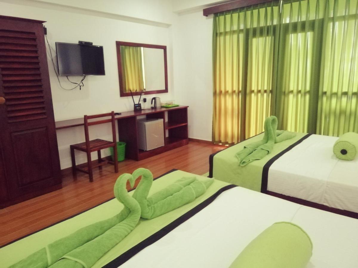 Serenade Beach Hotel Хіккадува Екстер'єр фото