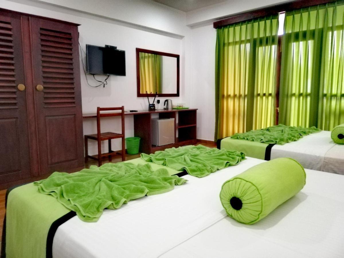 Serenade Beach Hotel Хіккадува Екстер'єр фото